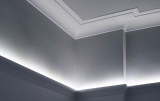 éclairage LED au plafond