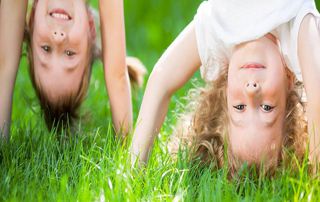 enfants qui jouent sur l'herbe