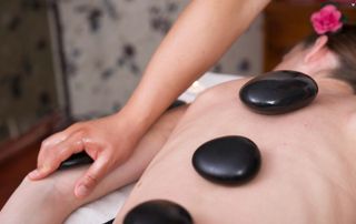 massage avec pierres