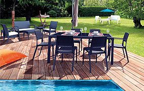 salle à manger de jardin au bord d'une piscine