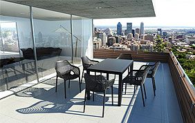 fauteuils de jardin et table en alu sur terrasse