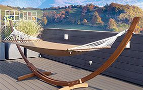 hamac en bois sur terrasse