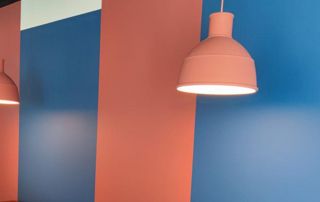 peinture lampes et murs en rose et bleu