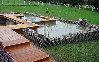 piscine biologique avec gabions et accès en bois