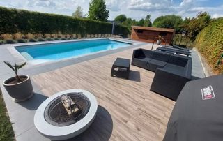 terrasse avec barbecue donnant sur la piscine