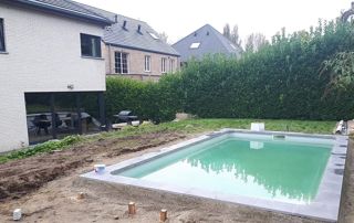 chantier de construction de piscine enterrée