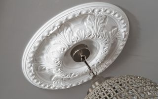 lustre avec moulure décorative