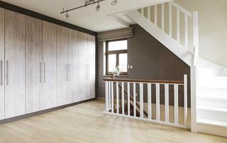 escalier, placard et parquet en bois