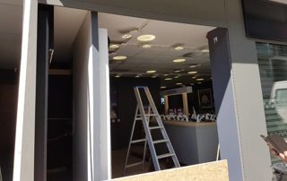 chantier de réparation de vitrine commerciale