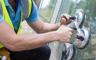 vitrier posant un double vitrage