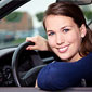 Femme au volant d'une voiture