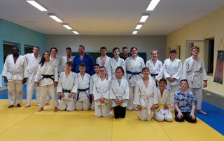 enfants posant en tenue de judo