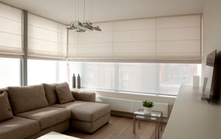 salon avec stores en tissu beige