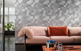 salon avec canapé rose et papier peint à motifs