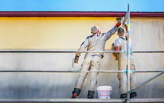 peinture de façade sur échafaudage