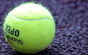 balle de tennis sur un terrain en asphalte