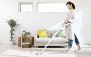 nettoyage salon avec aspirateur