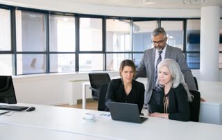 Équipe d'avocats devant un ordinateur