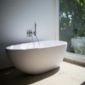baignoire blanche moderne