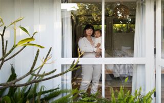 maman et son enfant qui regardent par la fenêtre