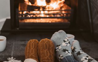 pieds devant feu hiver