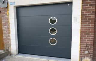 porte de garage avec fenêtres