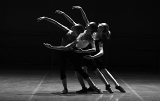 des filles font de la danse classique