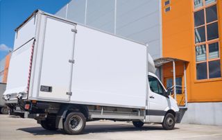 Camion de déménagement devant un entrepôt