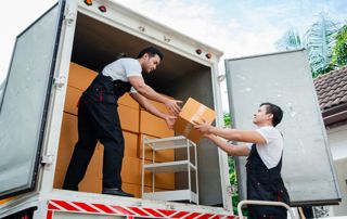 chargement de cartons dans une camionnette