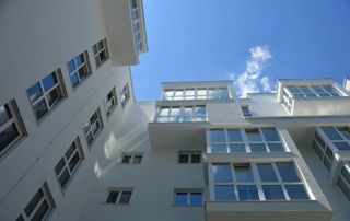 immeuble à appartements moderne pris en contre-plongée