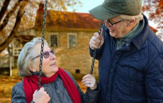 couple âgé discutant sur une balançoire