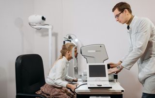 enfant effectuant un examen de vue chez un opticien