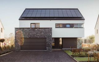 panneaux solaires sur toit d'une maison blanche