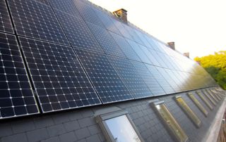 panneaux solaires sur toit incliné