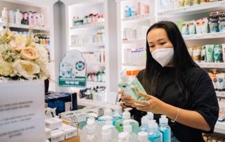 une personne dans une pharmacie