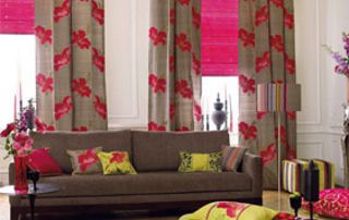 salon avec rideaux à fleurs roses et stores assortis