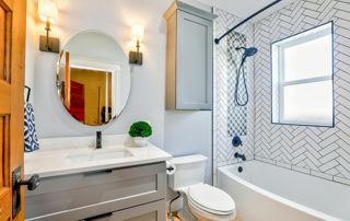salle de bain avec un miroir rond