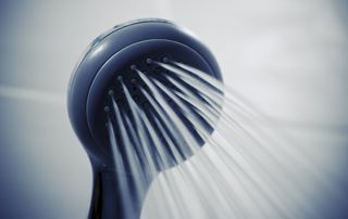 Douche chaude : attention au temps passé sous l’eau !