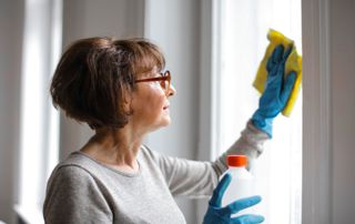 Femme nettoyant les vitres
