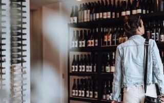 femme dans un magasin de spiritueux