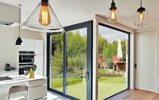 porte fenêtre donnant dans la cuisine